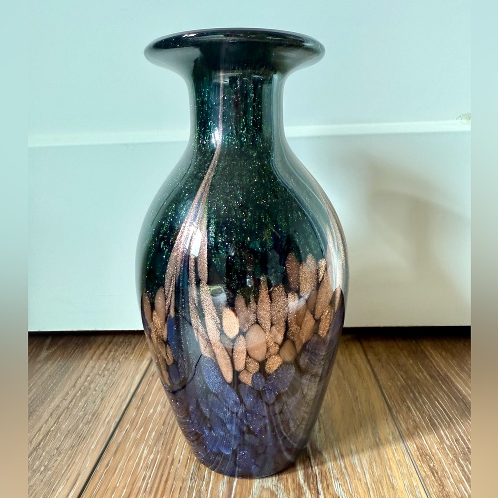 Beautiful Glass Vase - Color, Design and Sparkles